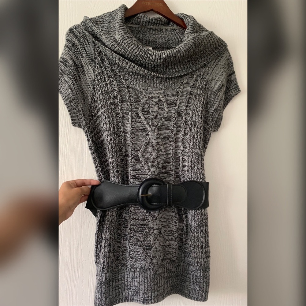 Knit gray top with belt